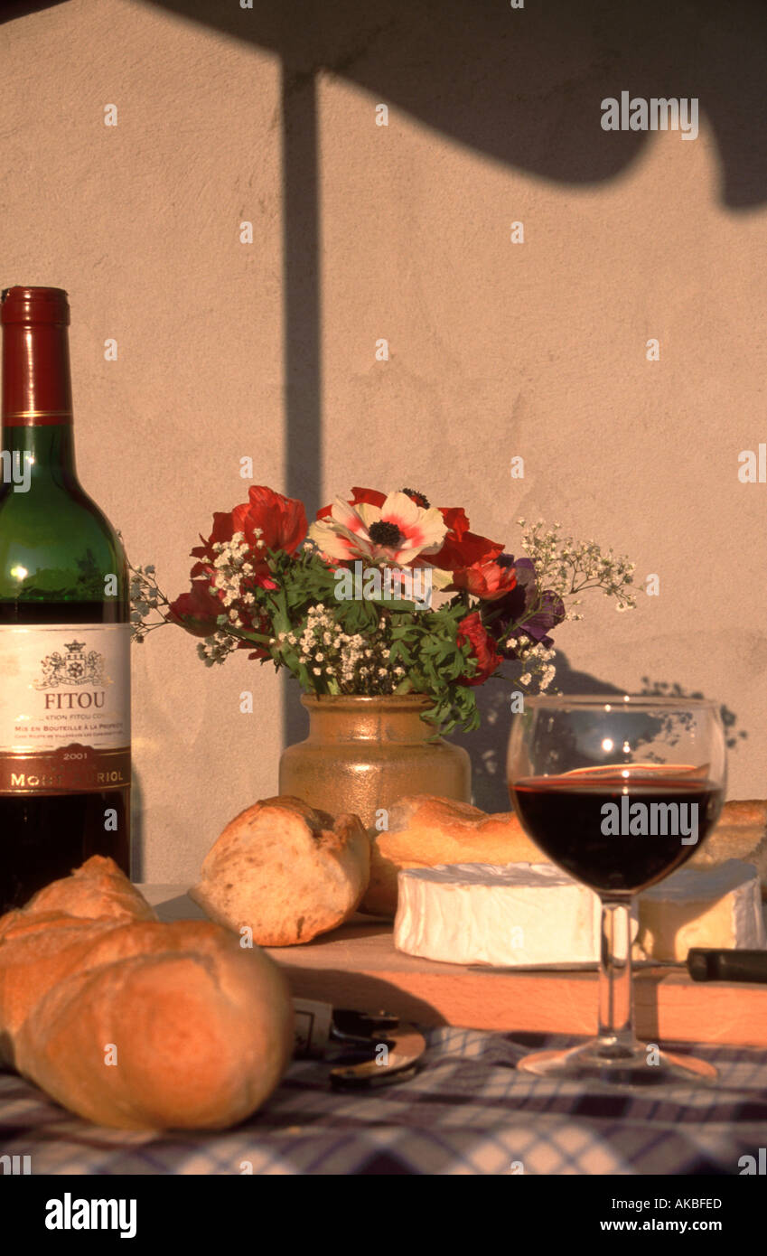 Speisen auf der Dachterrasse, Herault 34, Languedoc-Roussillon, Frankreich Stockfoto