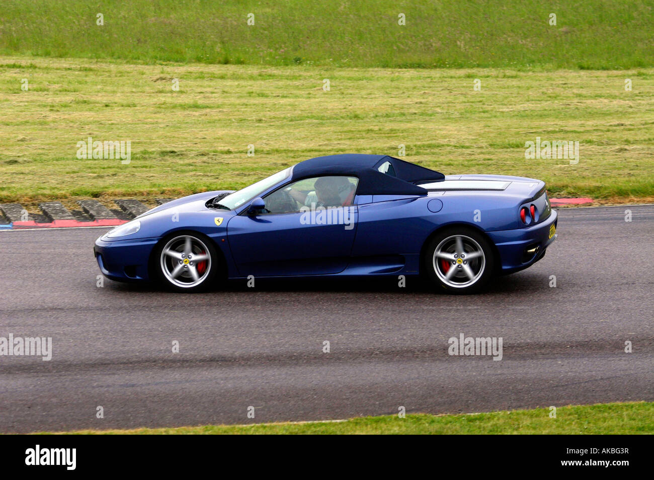 Ferrari 360 Spider, ein Cabrio Variante von Modena, eine Ahnentafel Sportwagen, mit einer Höchstgeschwindigkeit von 180 km/h. Neuen Pininfarina Körper Stockfoto