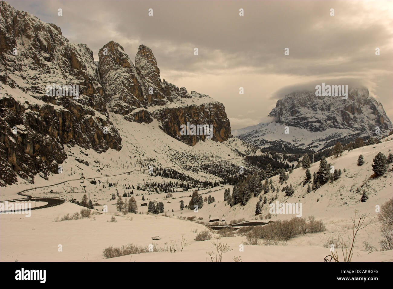Abendlicht über den Passo Gardena pass 2121 m hoch in der Region Alta Badia der Dolomiten in Italien Stockfoto