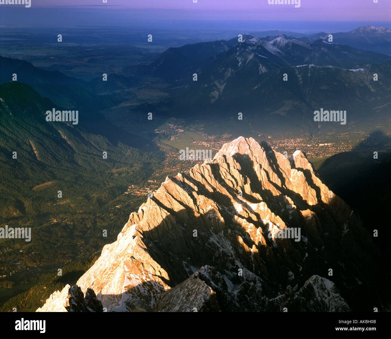 DE - Bayern: Waxenstein Berg- und Garmisch Partenkirchen gesehen von Zugspitze Stockfoto