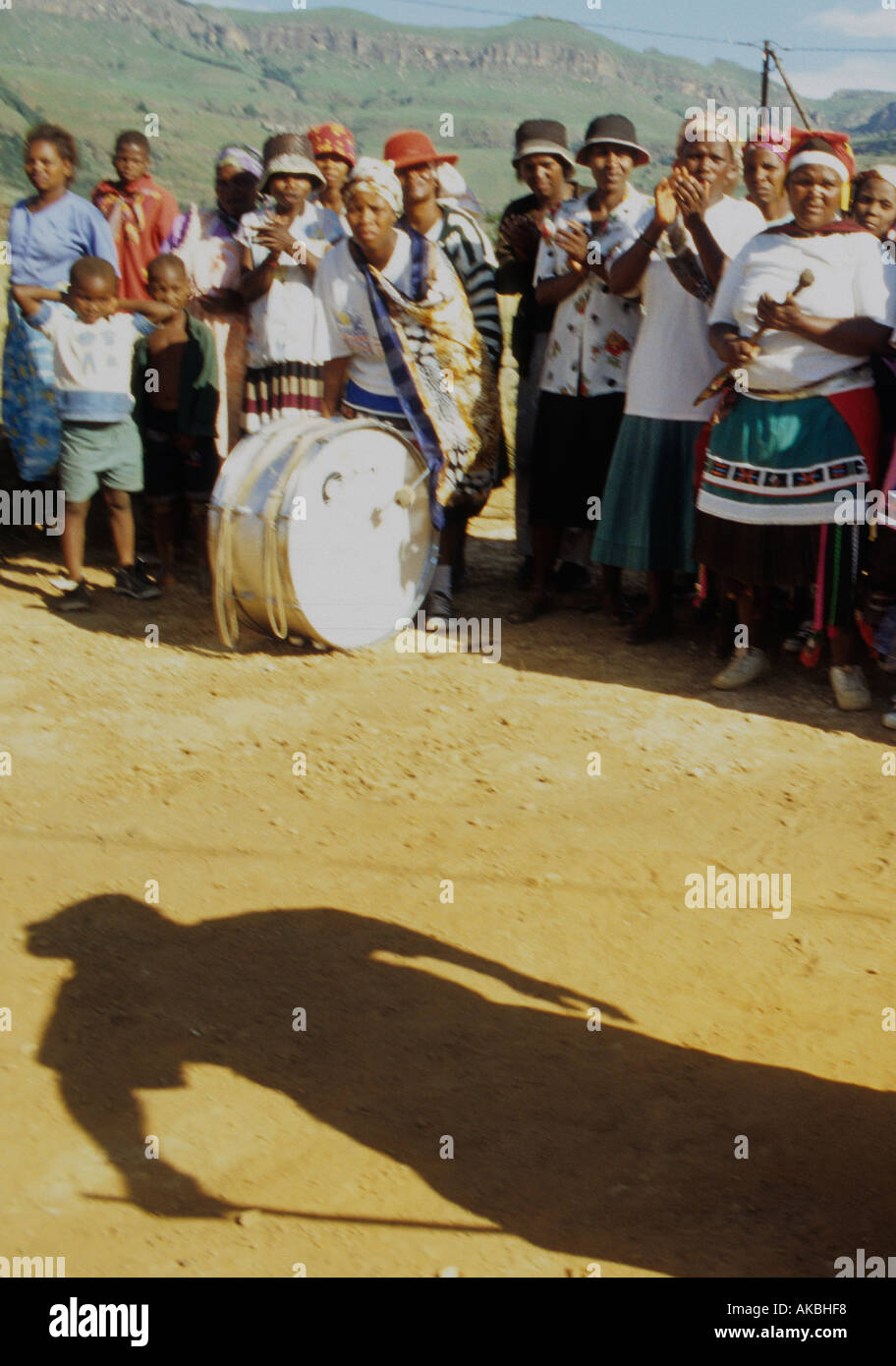 Einheimische, die Durchführung der traditionellen Zulu Tanz Südafrika Stockfoto