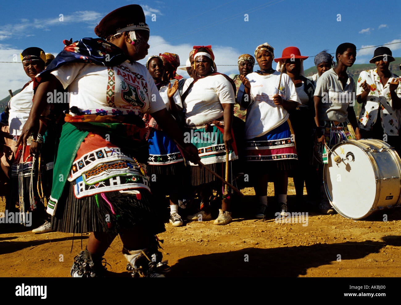 Eine Frau, die Durchführung von traditionellen Zulu Tanz in KwaZulu-Natal Provinz in Südafrika Stockfoto