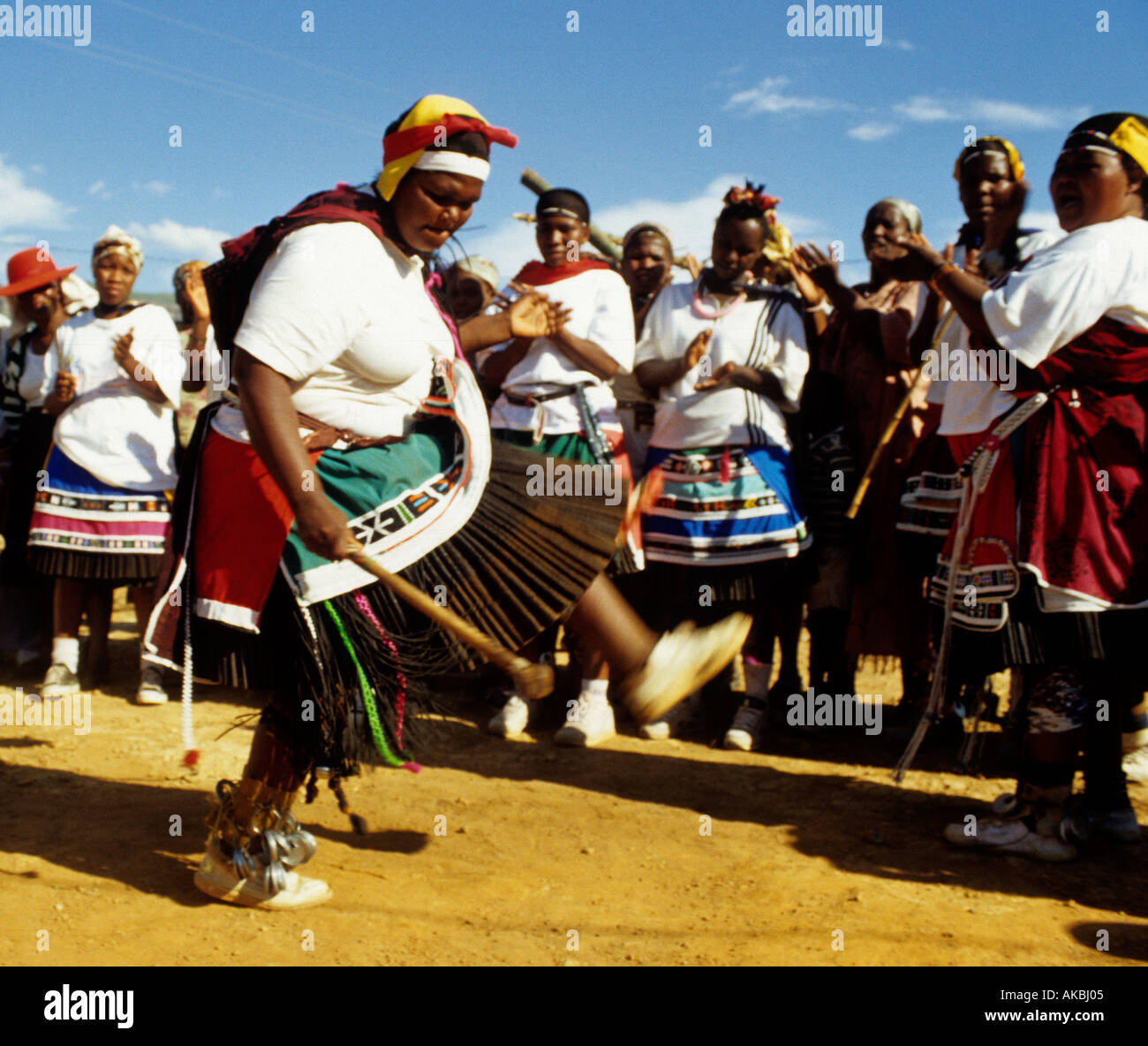 Eine Frau, die Durchführung von traditionellen Zulu Tanz in KwaZulu-Natal Provinz in Südafrika Stockfoto