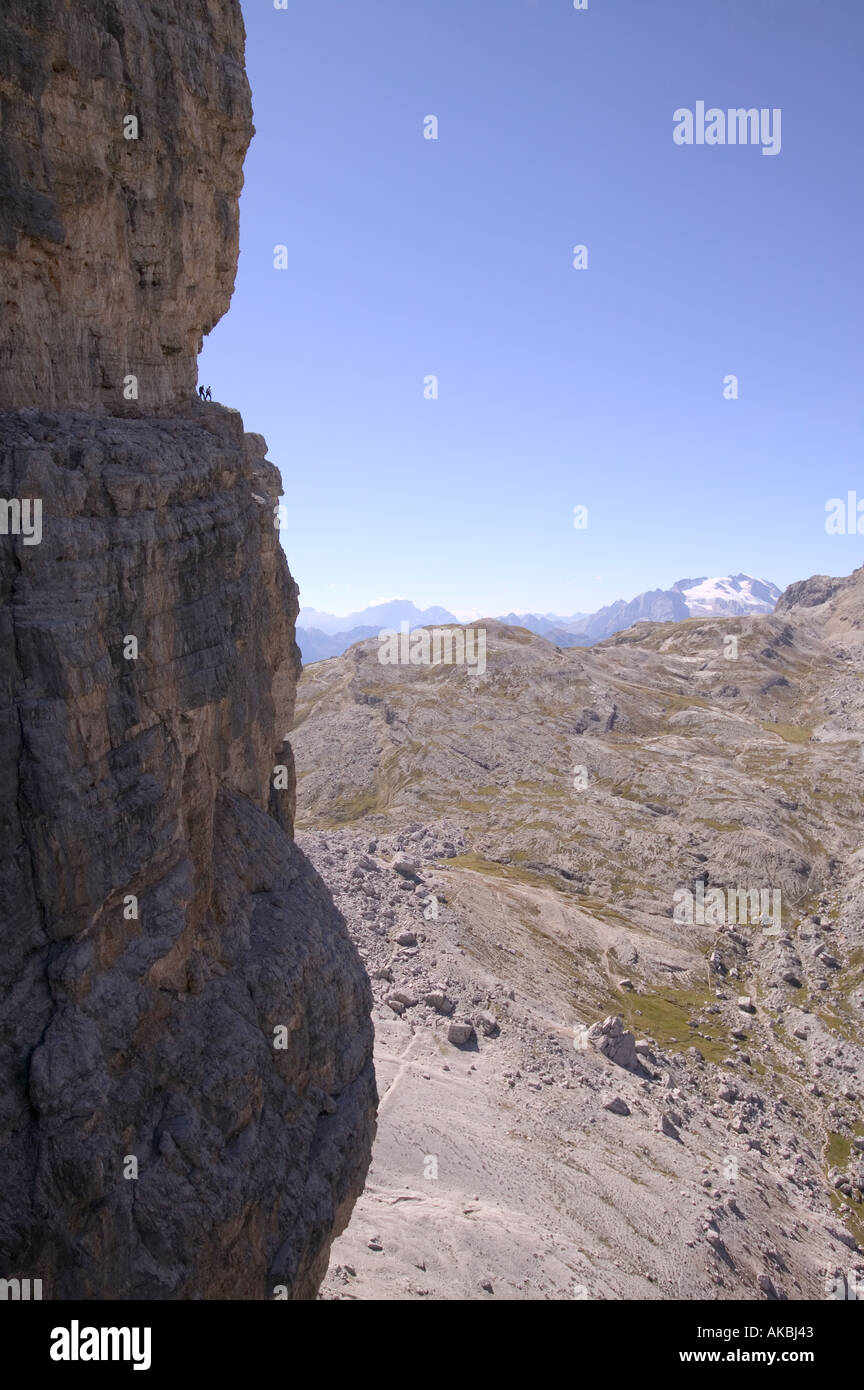 Bergsteiger auf einer sehr exponierten hohen Niveau Leiste auf den Klettersteig route G Lipella auf Tofana de Rozes Cortina italienischen Dolom Stockfoto