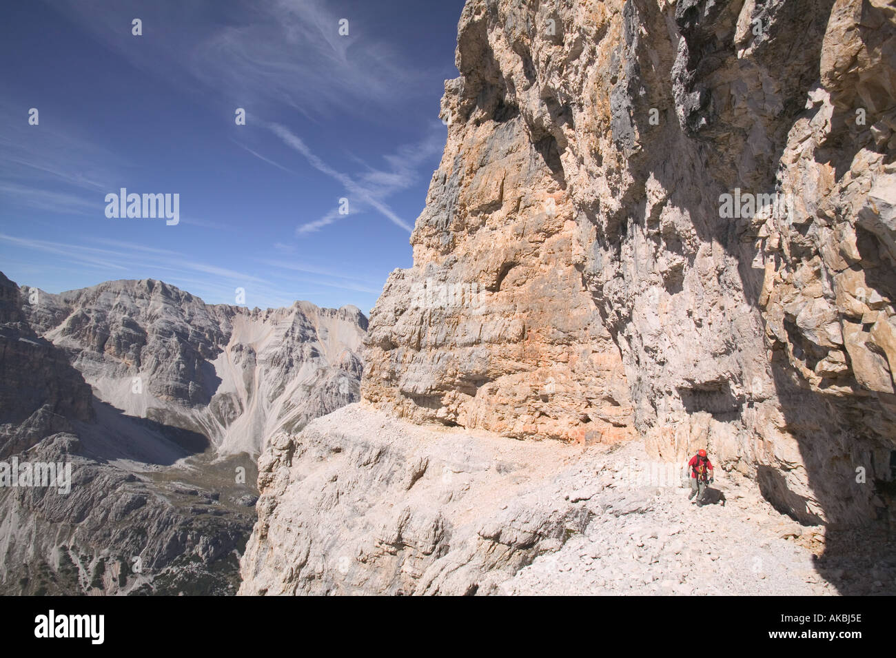 Kletterer, die Überquerung auf einem Felsvorsprung über ein extrem exponierten Felsen-Abschnitt auf der Strecke G Lipella Klettersteig Tofana de Rozes Stockfoto