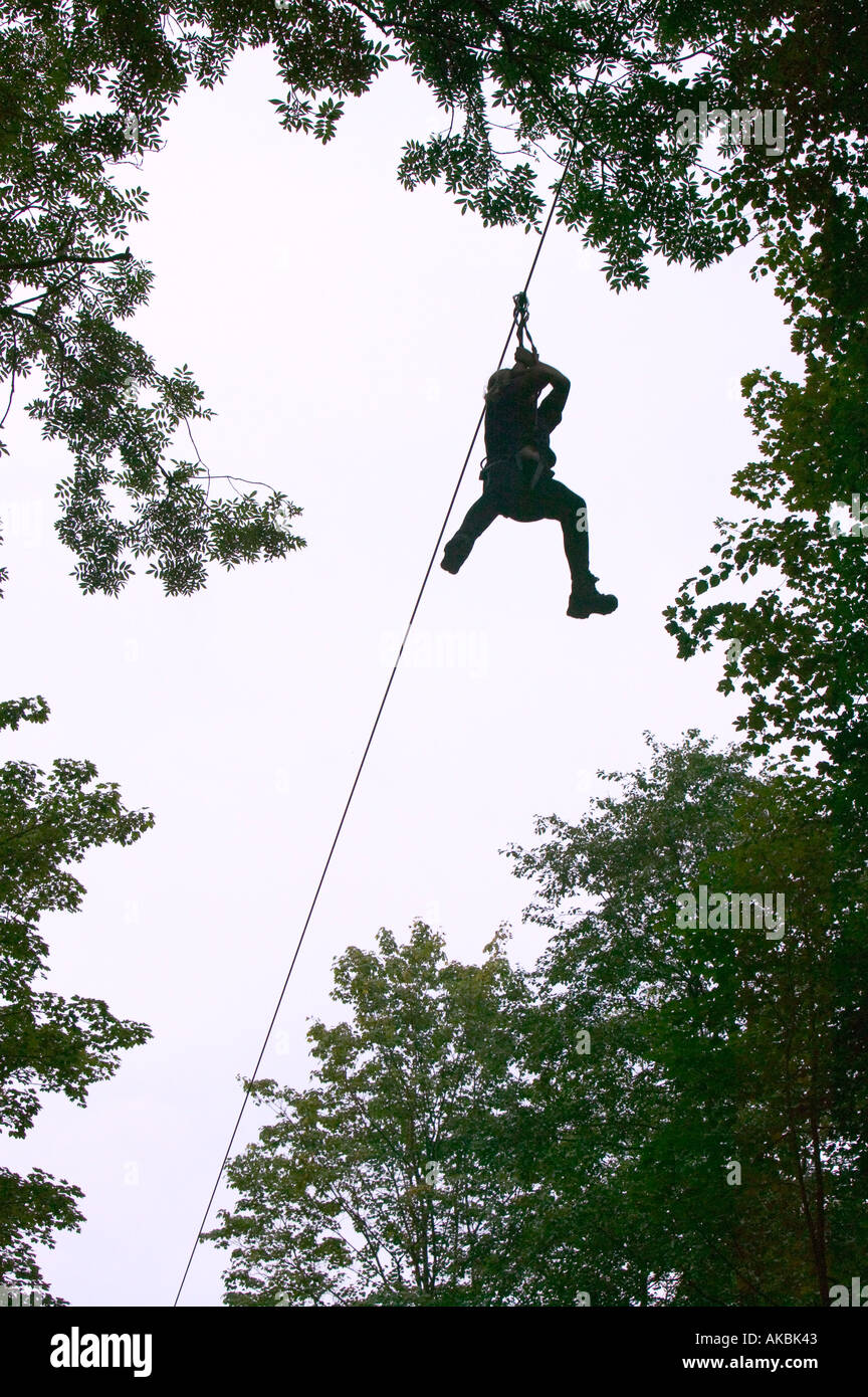 Man rutscht eine Seilrutsche bei Go Ape Grizedale Forest Lake district Stockfoto