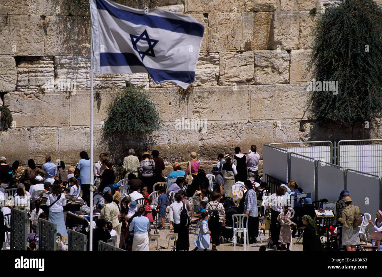 Religiöse Juden beten an der Klagemauer mit der israelischen Flagge im Vordergrund Stockfoto