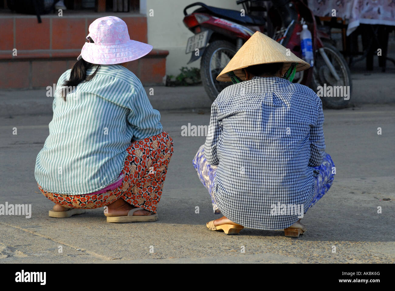Vietnamesische auf einer Straße in Hoi An Vietnam hocken Stockfotografie -  Alamy