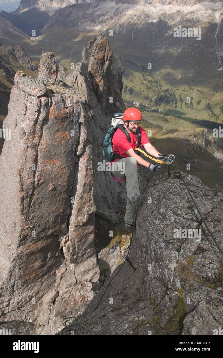 Bergsteiger auf der Via Ferrata Delle aber italienischen Dolomiten Stockfoto