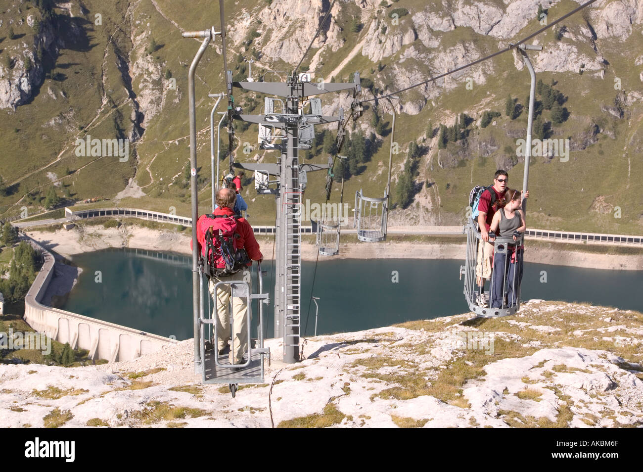 Bergsteiger steigen die Marmolada in veralteten Skilift italienischen Dolomiten Stockfoto