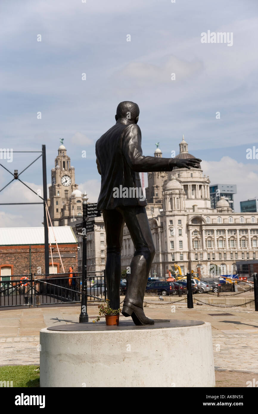 Statue von Billy Fury der Rock'n'Roll-Star der 60er Jahre durch das Albert Dock mit Blick auf den Fluss Mersey, Liverpool, England Stockfoto