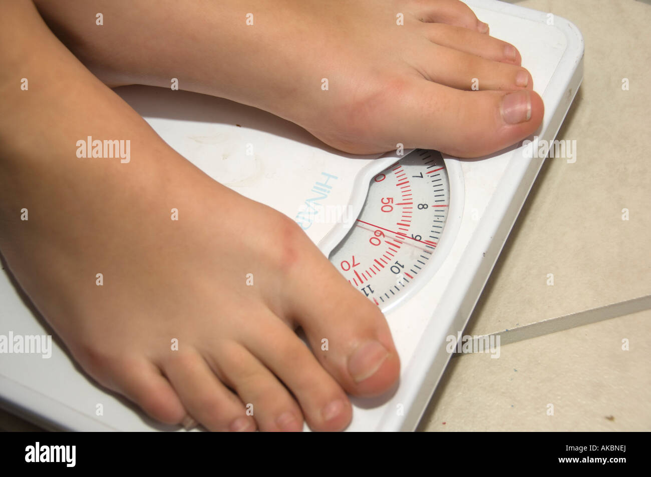 Nahaufnahme von den Füßen des jungen barfuß junge wiegen sich auf  Personenwaage - besorgt über sein Gewicht, UK Stockfotografie - Alamy