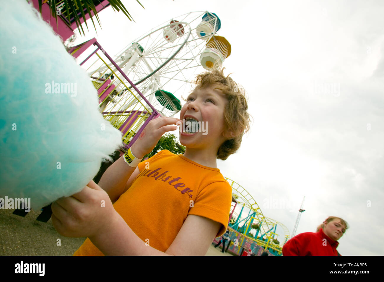 Kinder essen Zuckerwatte Stockfoto