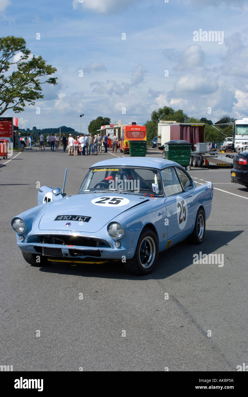 Blass blau Sunbeam Alpine Sportwagen in der Nähe von Fahrerlager am Oulton Park Motor Racing Circuit Cheshire Vereinigtes Königreich Stockfoto