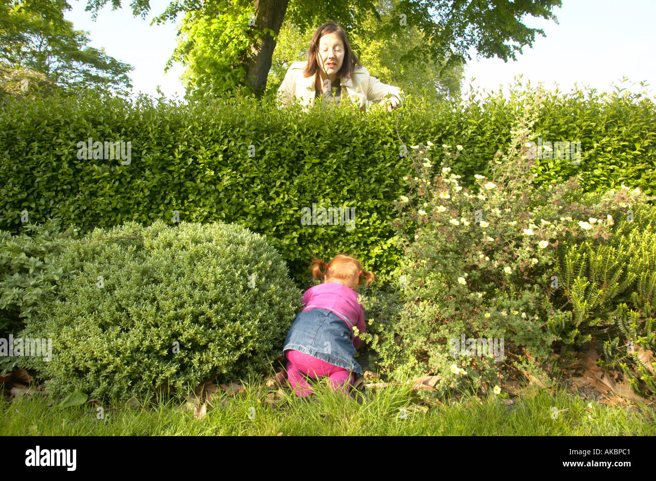 Baby krabbeln in einem Garten Stockfoto