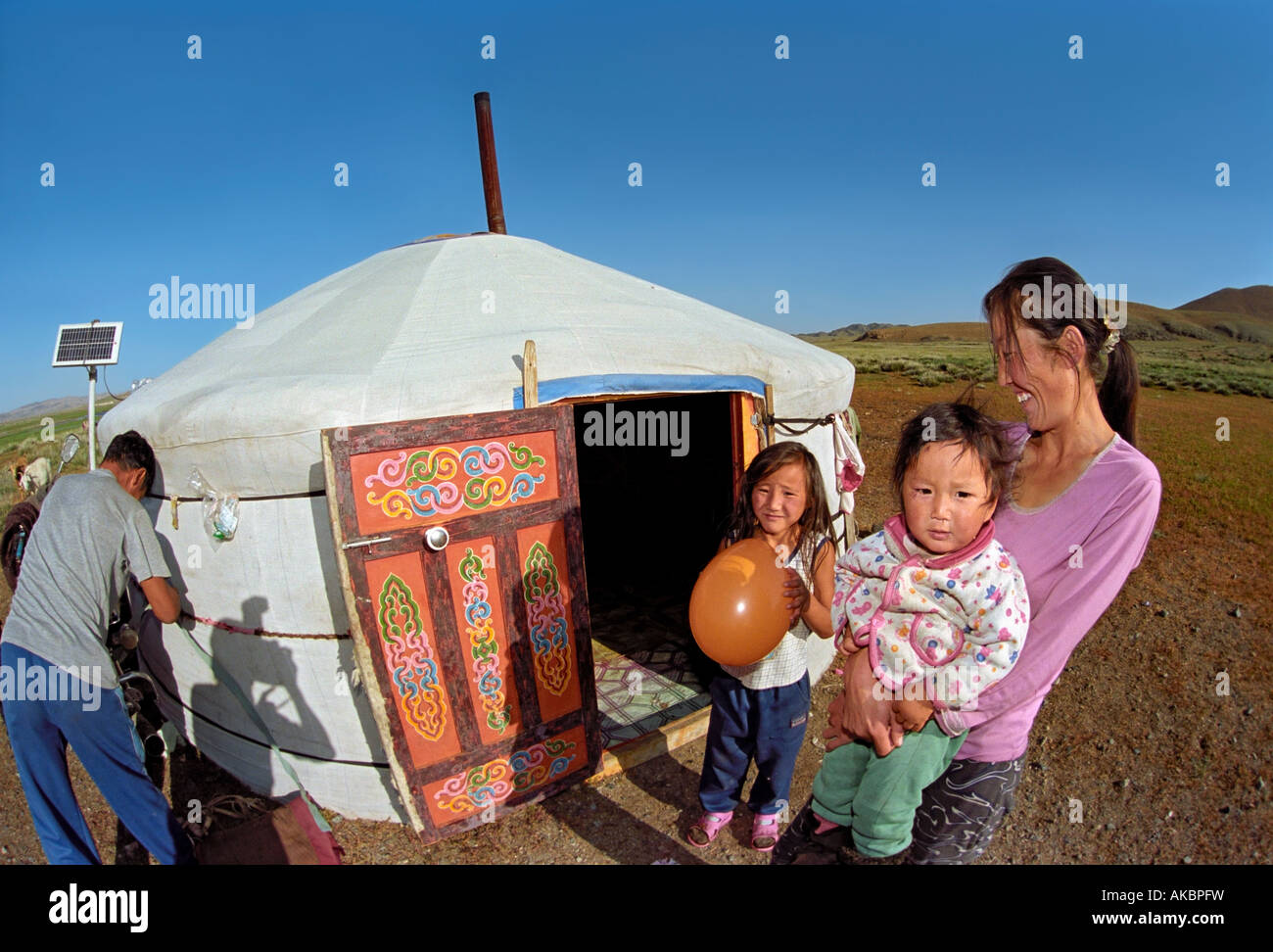 Familie in der Nähe von mongolischen traditionellen Behausung Jurte. Reinste Aimag, Mongolei Stockfoto