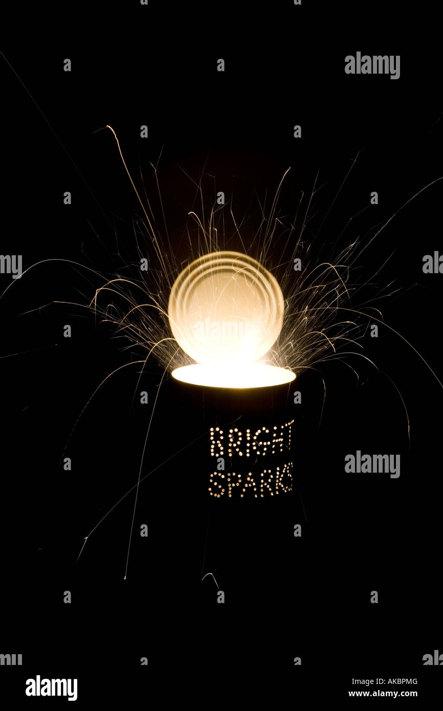 Helle Funken. Stanzlöcher in einer Blechdose und ein Feuerwerk in der Nacht auf einer langen Belichtungszeit Stockfoto