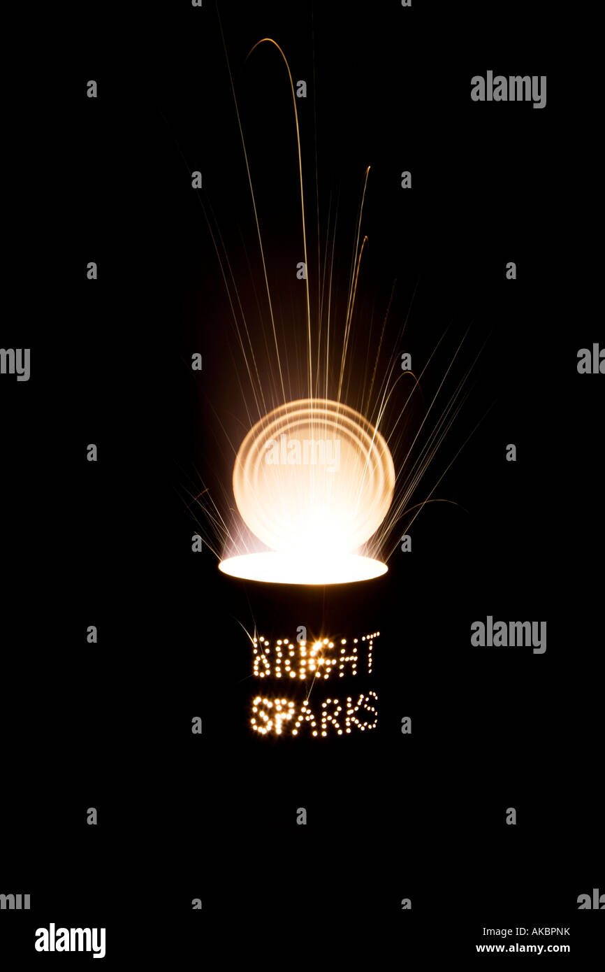 Helle Funken. Stanzlöcher in einer Blechdose und ein Feuerwerk in der Nacht auf einer langen Belichtungszeit Stockfoto