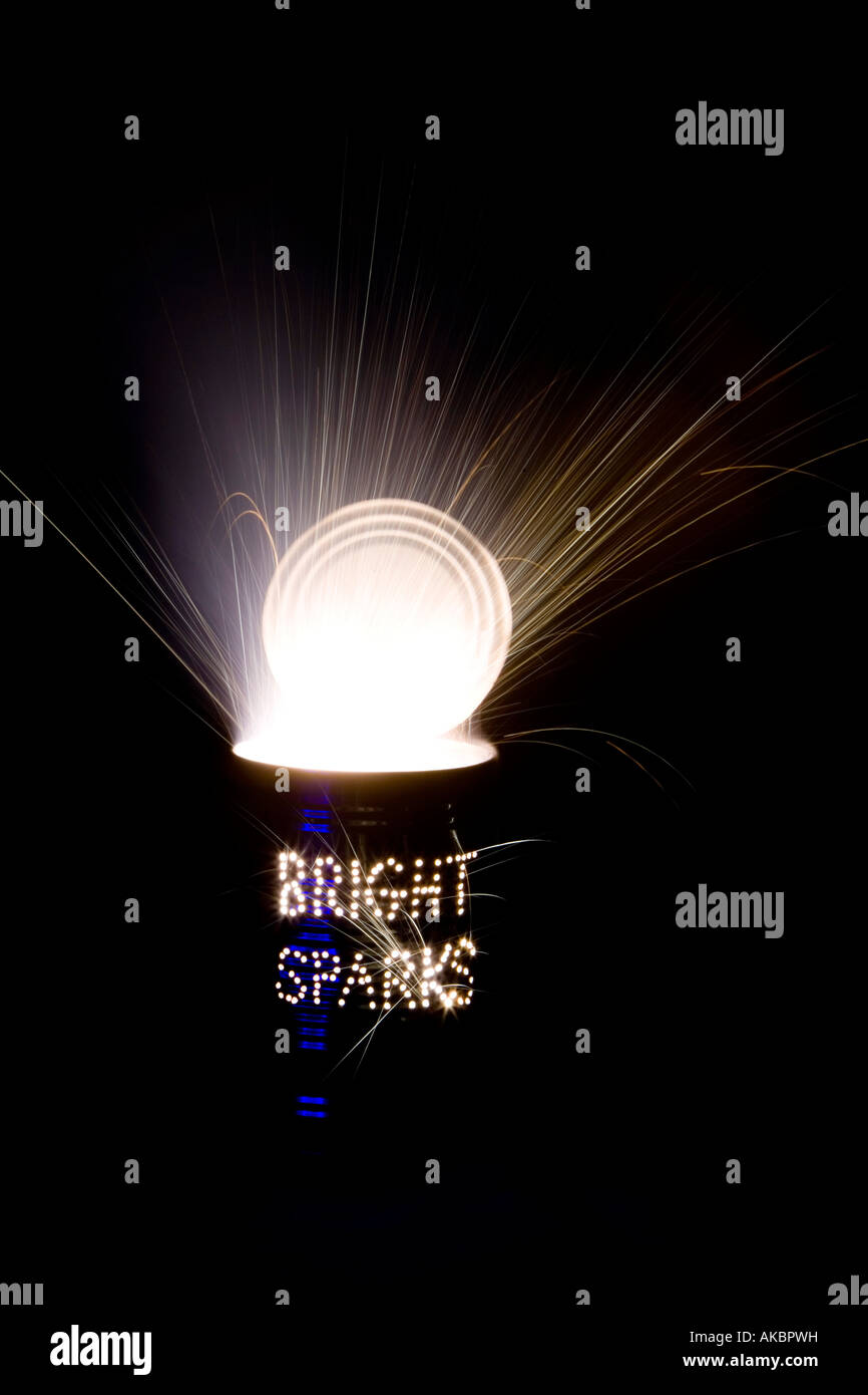 Helle Funken. Stanzlöcher in einer Blechdose und ein Feuerwerk in der Nacht auf einer langen Belichtungszeit Stockfoto