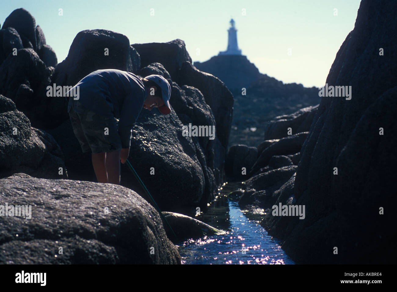 Kleiner Junge, der Felsenbecken in Jersey, Kanalinseln erkundet Stockfoto