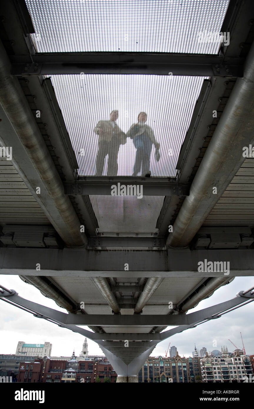 Millennium Bridge, London, von unten Stockfoto