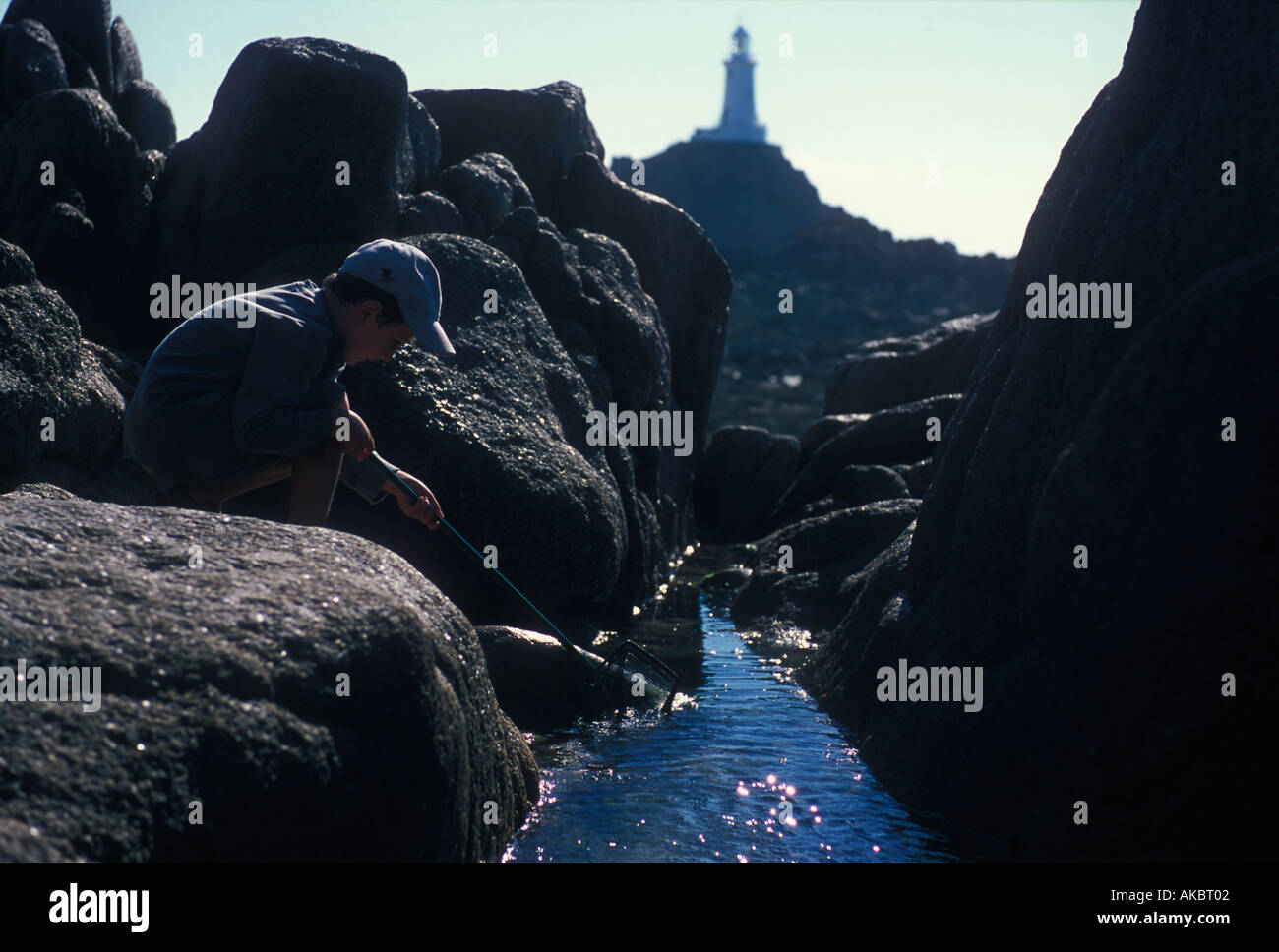 Kleiner Junge, der Felsenbecken in Jersey, Kanalinseln erkundet Stockfoto