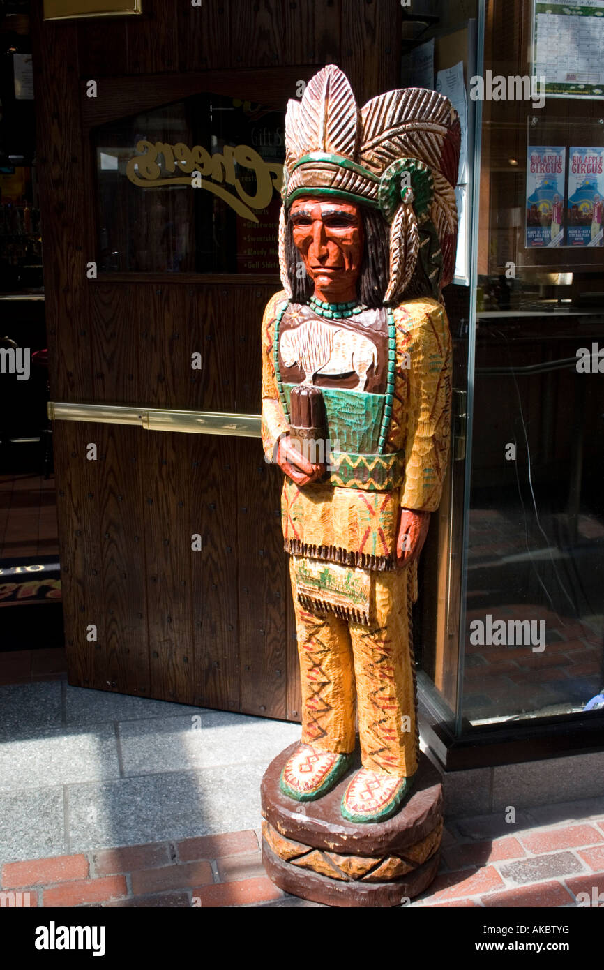Red Indian Holzmodell vor Boston shop Stockfoto