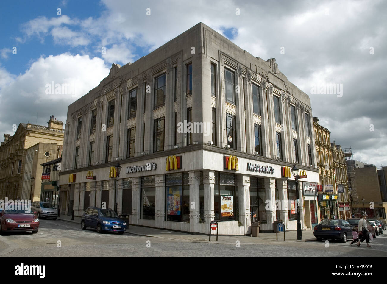 Art-Deco-Gebäude in Halifax, West Yorkshire, sobald ein Burtons Schneider shop jetzt ein McDonalds Stockfoto