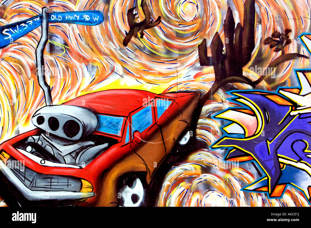 Graffiti-Hotrod-Auto an Wand Stockfoto