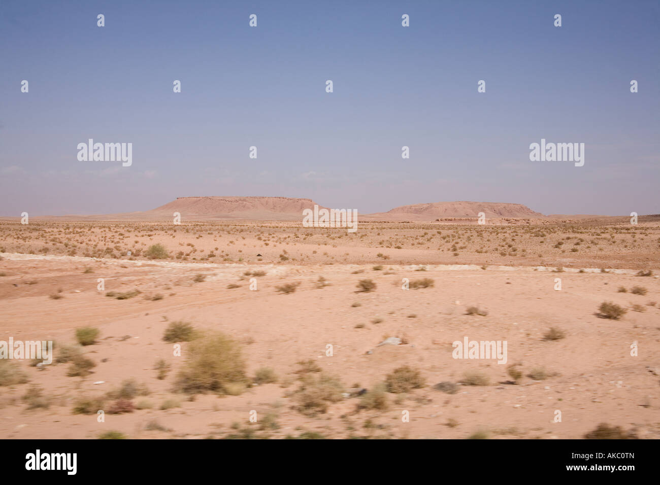 Die Sahara-Wüste in der Nähe von Ouarzazate, Marokko, Nordafrika. Stockfoto