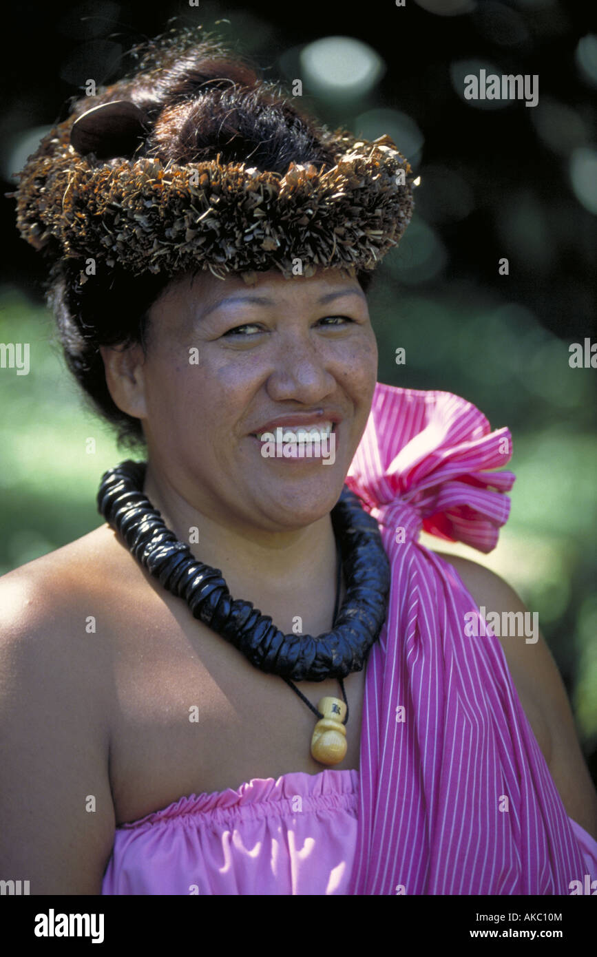 Eine native hawaiian Frau im traditionellen Luau Kleidung Stockfoto