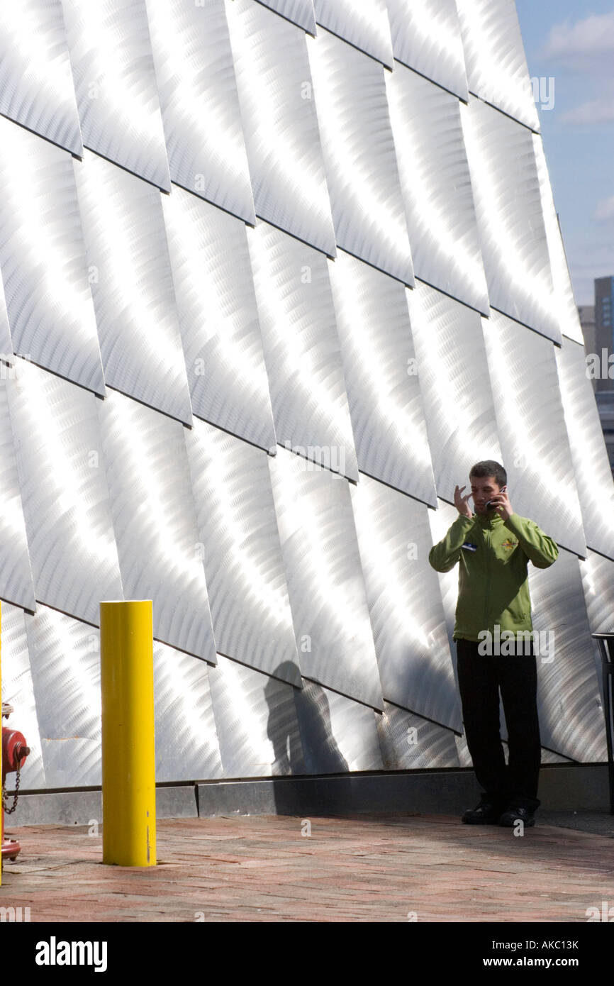 Mann am Telefon in der Nähe von Boston Aquarium Wand Stockfoto