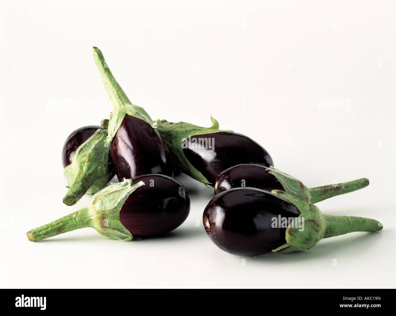 Auberginen-Auberginen auf einem weißen Hintergrund vegetarischen Zutaten redaktionelle Essen Stockfoto