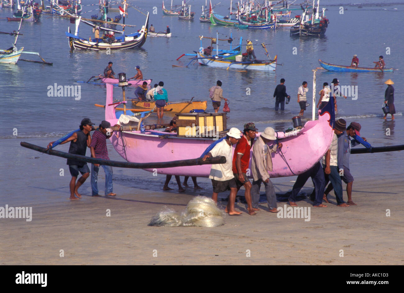 Angelboot/Fischerboot, die Landung am Strand von Jimbaran Bali Stockfoto