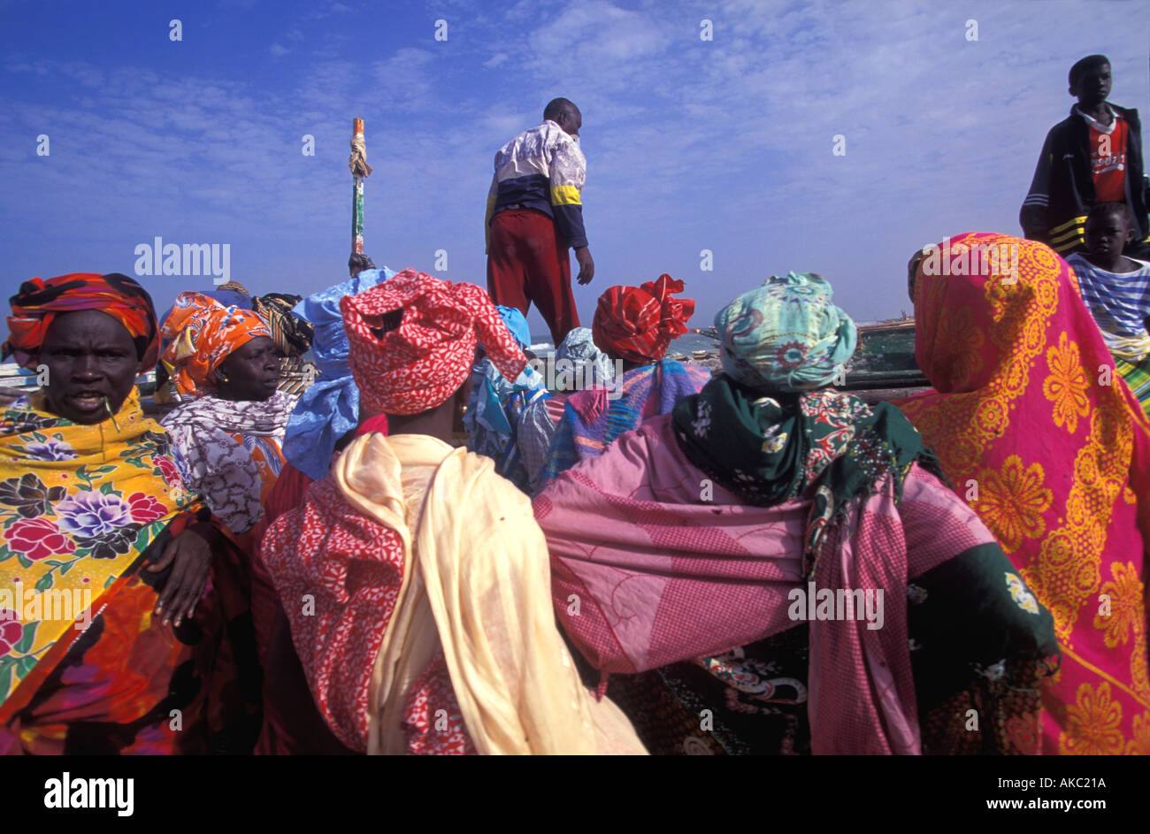 Frauen treffen Angelboote/Fischerboote am Strand St. Louis, Senegal Stockfoto