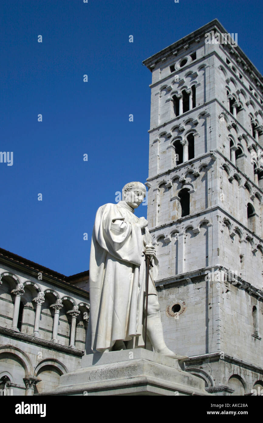 Statue und Campanile von San Michele in Foro Lucca Toskana Italien Stockfoto