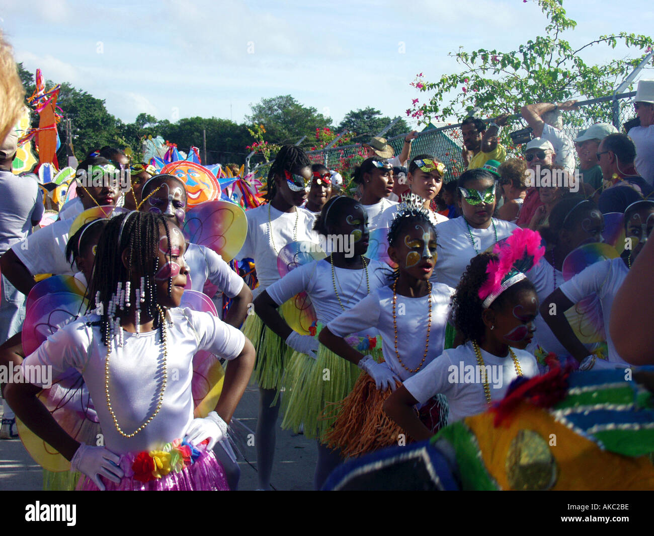 Kinder tanzen in der jährlichen Neujahr s Junkanoo Parade auf Green Turtle Cay auf den Abacos Bahamas Stockfoto