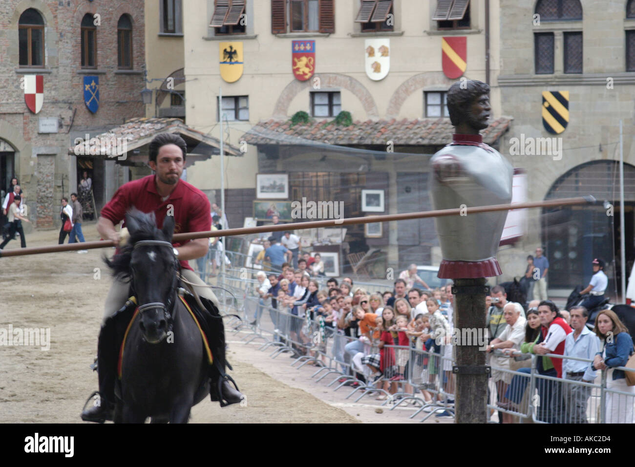 Kandidat in Arezzo s Giostra del Saraceno Stämme gegen die Ritterturniere Ziel ein hölzernes Bildnis ein sarazenischer König während Unikat Stockfoto