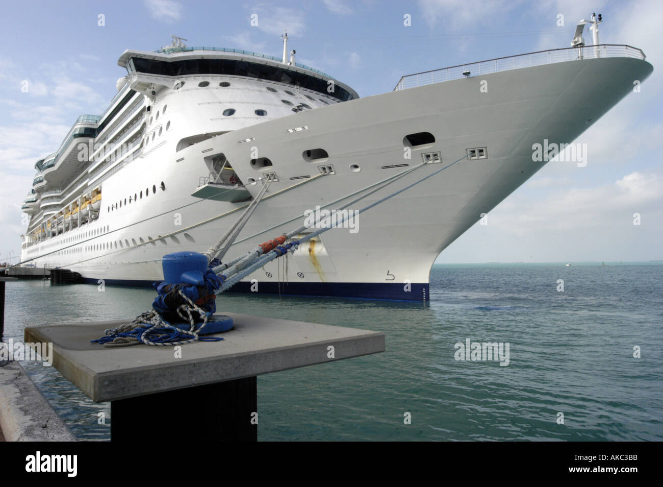 Kreuzfahrtschiff von Docking-Linien betrachtet Stockfoto