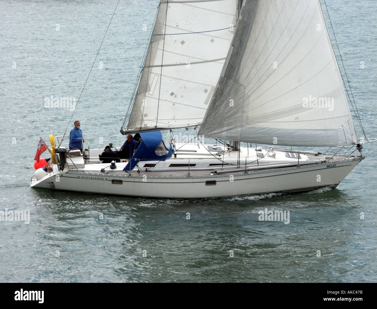 Southampton Wasser Yacht unter vollen Segeln Stockfoto