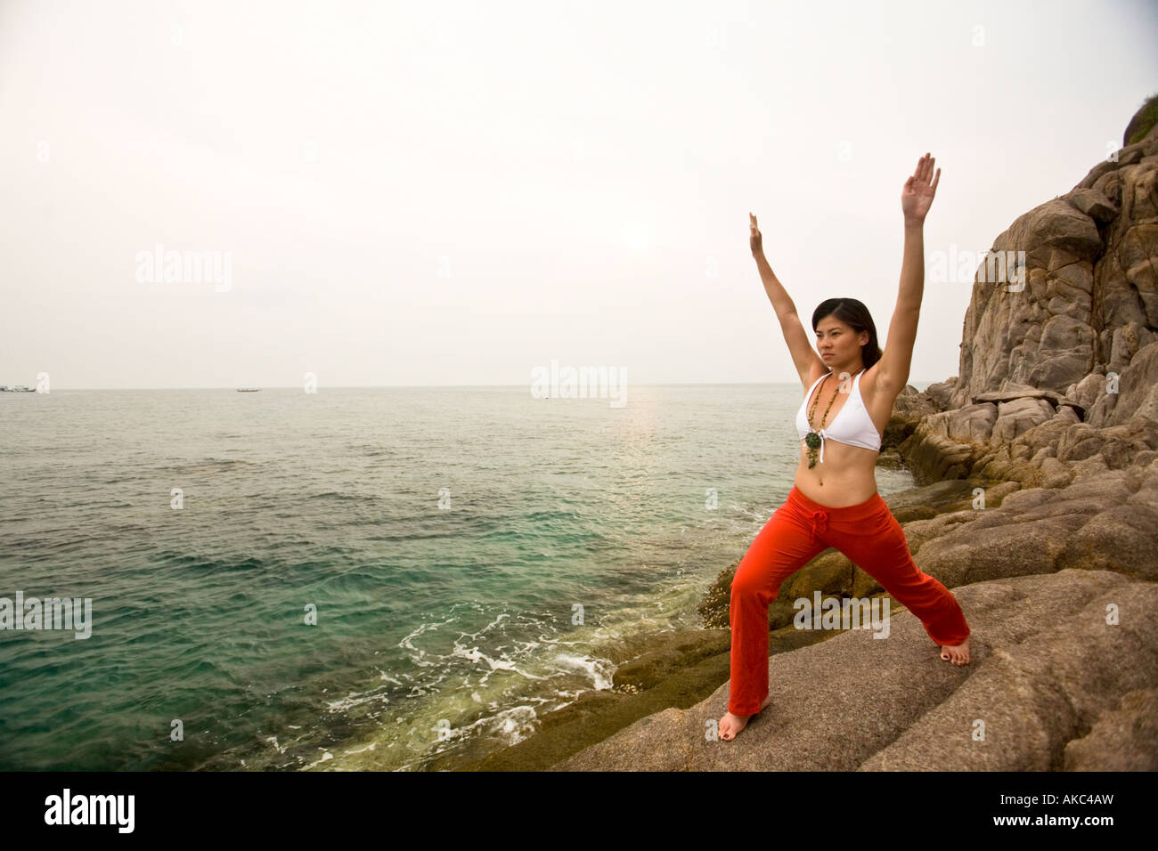 Thailand, Provinz Surat Thani, Ko Nang Yuan. Frau Yoga zu praktizieren. Stockfoto