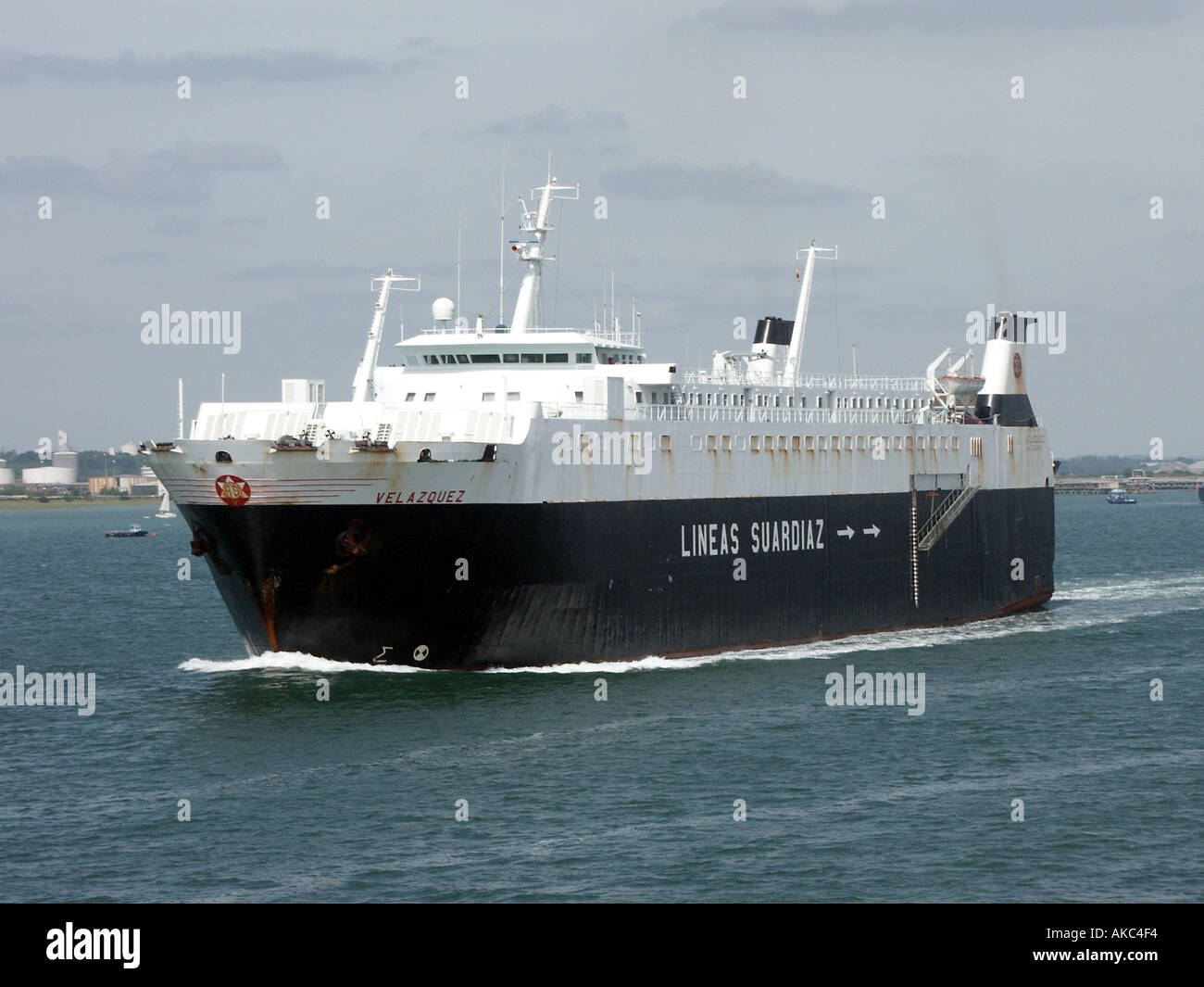 Southampton Water Schiff Velazquez vorbei festgemacht Öl-Tanker in Fawley Raffinerie Überschrift in den Solent Stockfoto