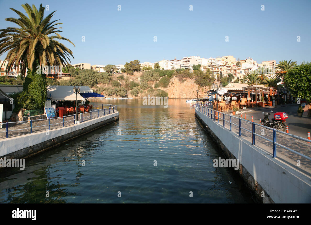 Der Eingang zu den berühmten See-Überlieferung bei Aghios Nikolaos, Crete. Stockfoto