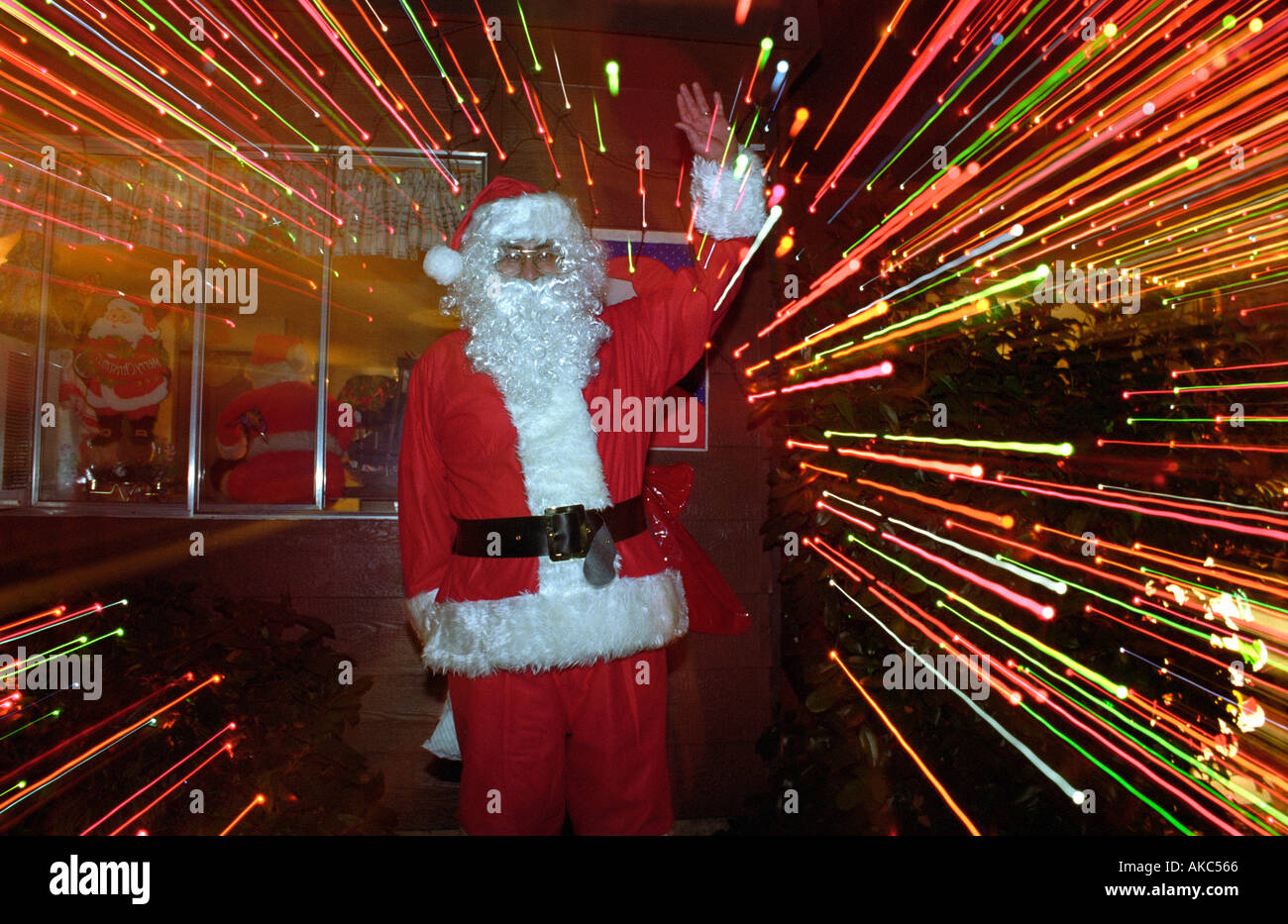 Santa Claus winken umgeben von Zoom Lichter Stockfoto