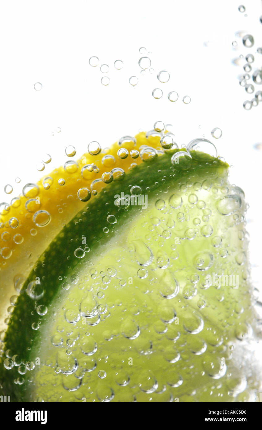 Nahaufnahme von kohlensäurehaltige Getränke mit Scheibe Limette und Zitrone Stockfoto