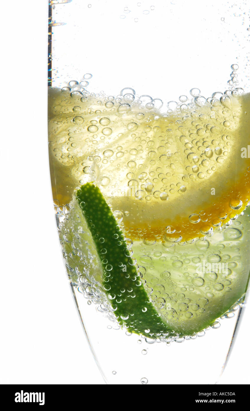 Nahaufnahme von kohlensäurehaltige Getränke mit Scheibe Limette und Zitrone Stockfoto