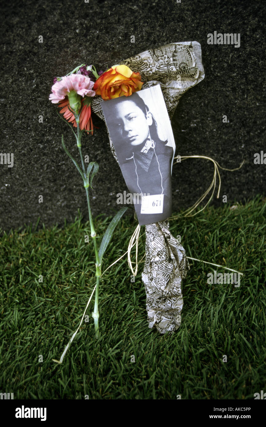 Ein Zeitraum Foto eines Holocaust-Opfers befestigt einen Blumenstrauß und links an das Holocaust-Mahnmal in Boston Stockfoto