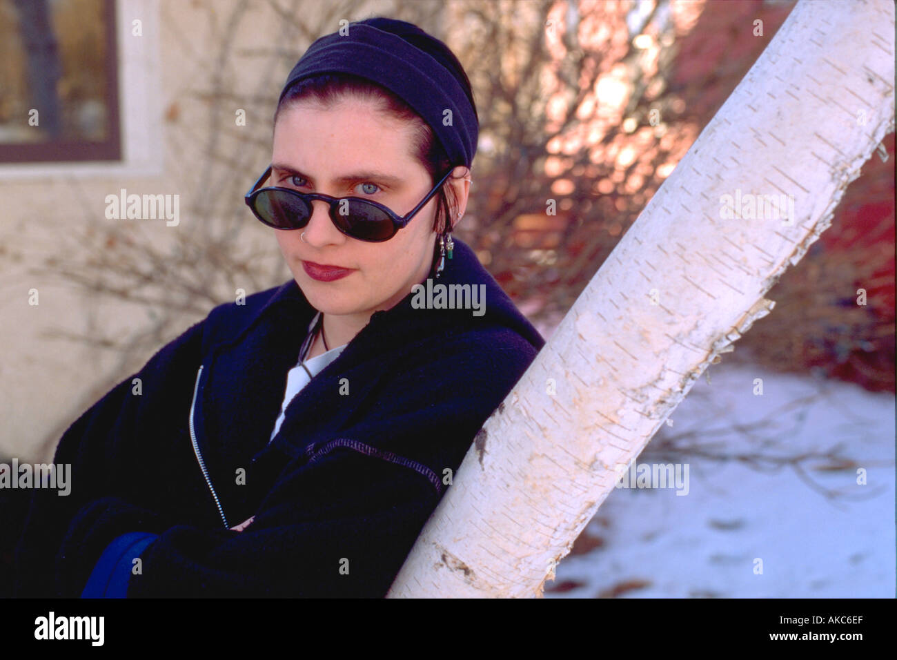 Punker Frau Alter 18 Blick über Sonnenbrille von Birke. St Paul Minnesota USA Stockfoto