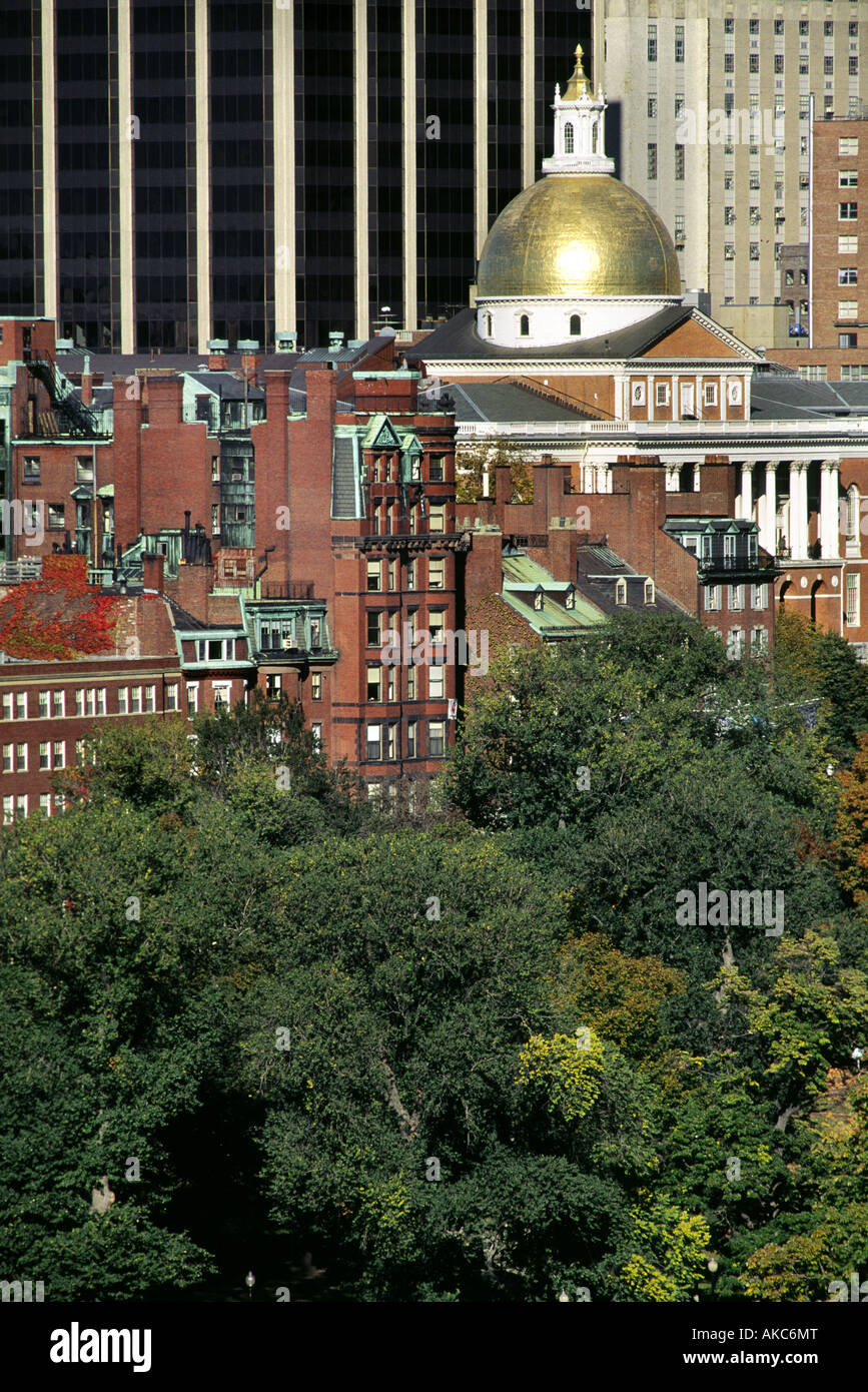 Die goldene Kuppel der Massachusetts State House auf dem Beacon Hill erhebt sich über Wohnhäuser und Boston Common Stockfoto