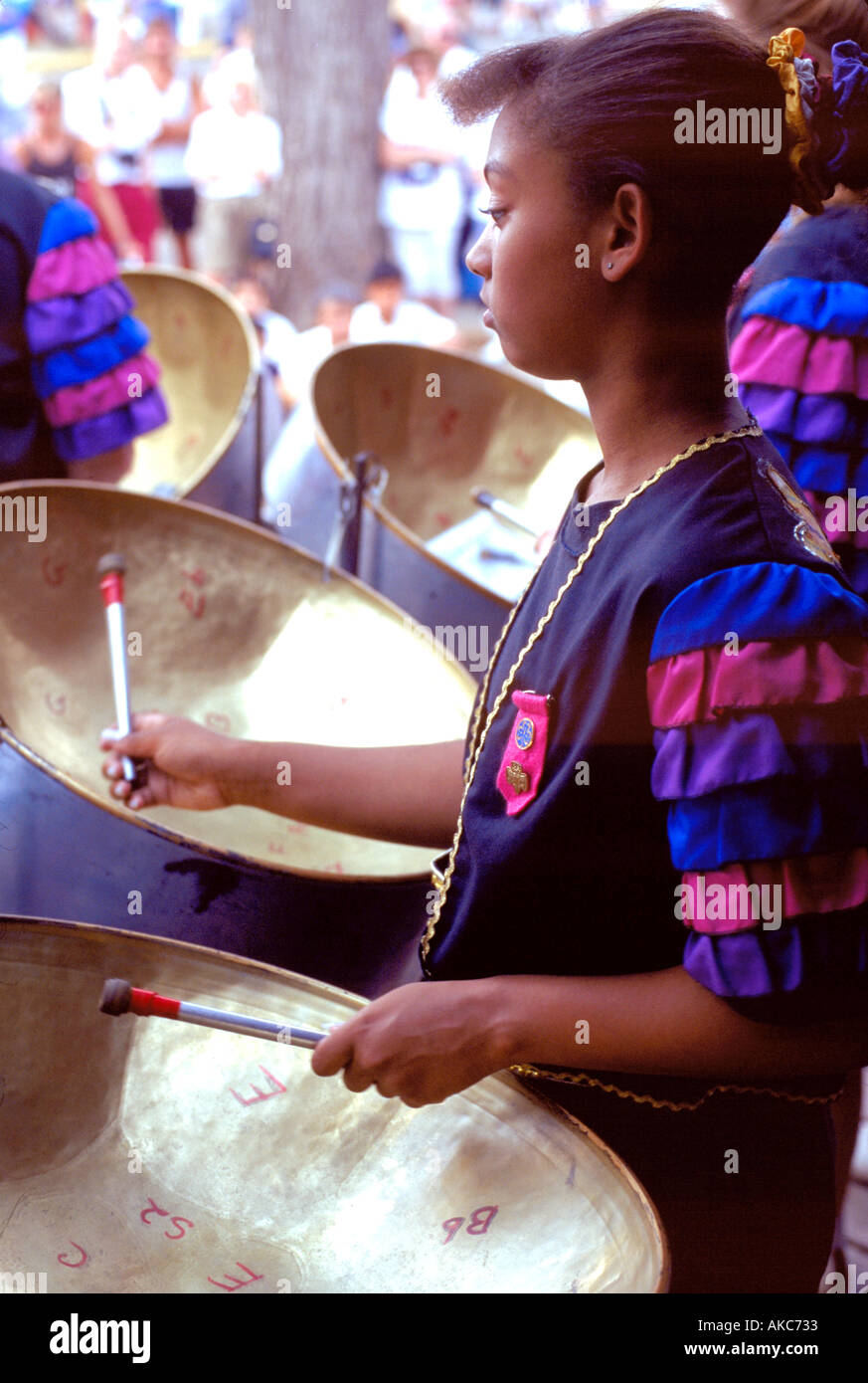 Steel-Drum Corps durchführen Mitglied mit 14 Jahren an der Minnesota State Fair. St Paul Minnesota USA Stockfoto